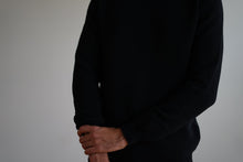Cargar imagen en el visor de la galería, Suéter Retenido Negro
