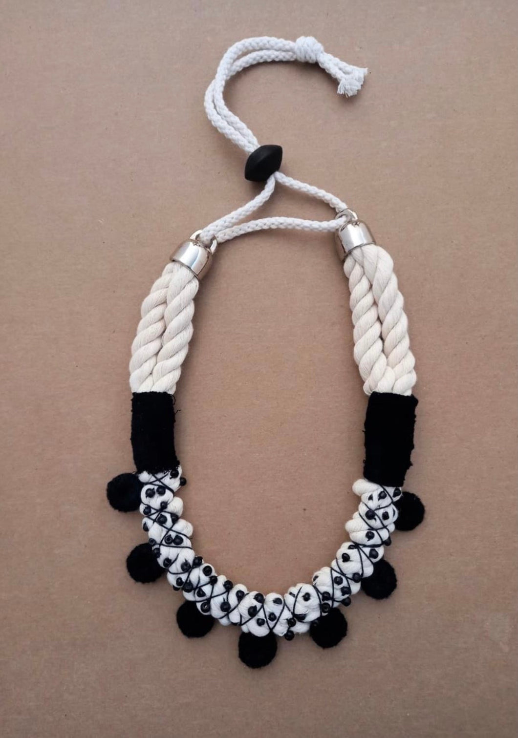 Collar Enredo B&W